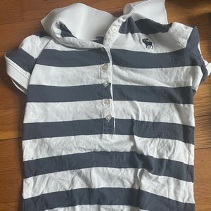 Fitted blue and white striped abercrombie button up